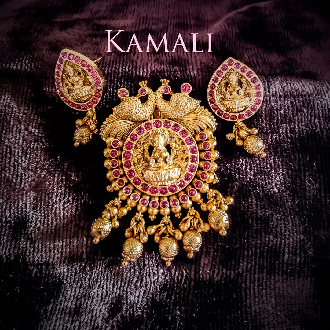 Antique Pendant Collections
Artificial Gold Plate...