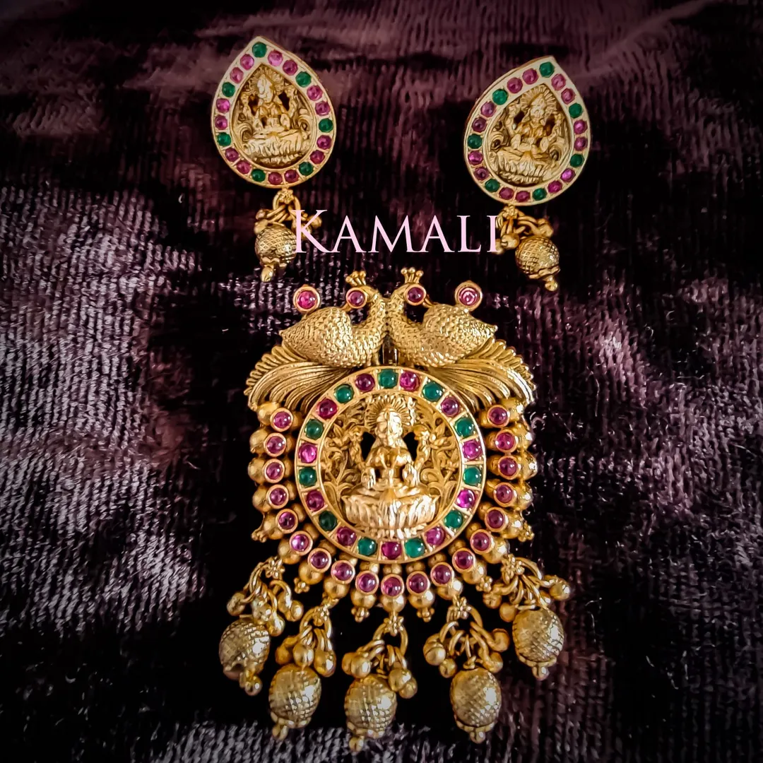 Antique Pendant Collections
Artificial Gold Plate...