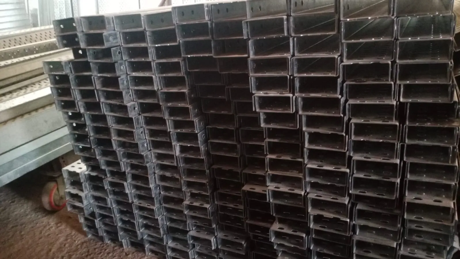 Perforated Type Cable Tray Manufacturers & Supplie...