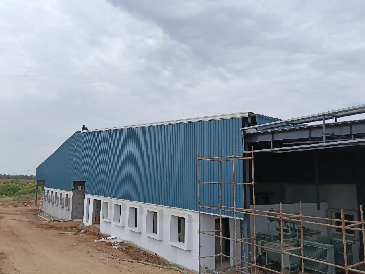 Large span pre engineered building project on goin...