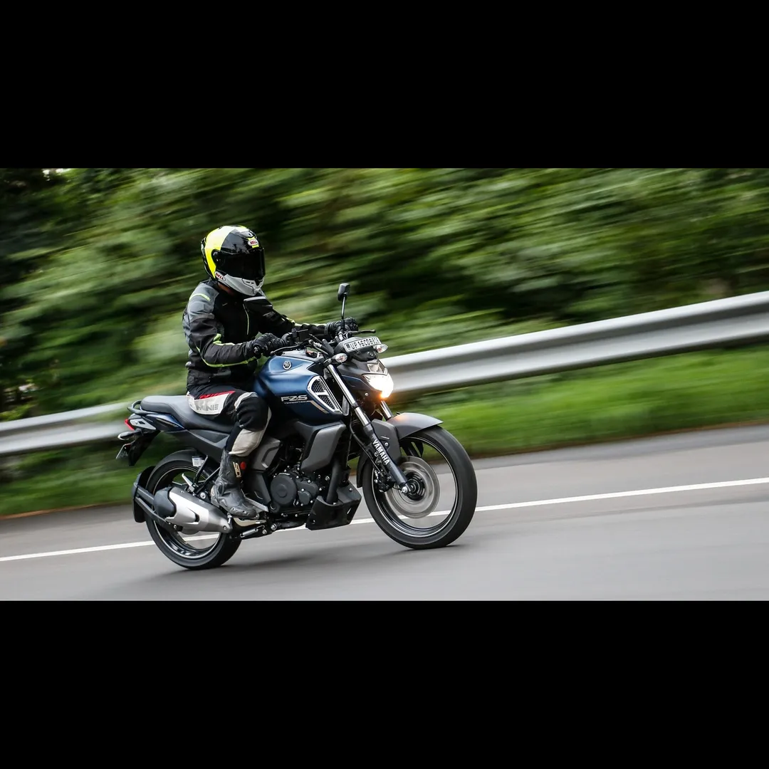 🏍️ Yamaha FZ-S Fi Ver 4.0 DLX – Street Smart. Style Loaded.
The Yamaha FZ-S Fi Version 4.0 DLX is b...