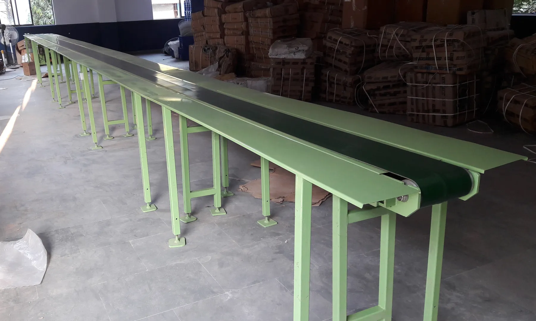 BELT CONVEYOR WITH SIDE WORKING TABLES