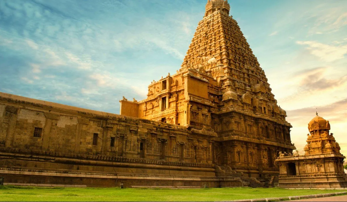 Tourist places in Tamil Nadu
Thanjavur
"Tamil Nadu’s Chola heritage city with Brihadeeswarar Templ...