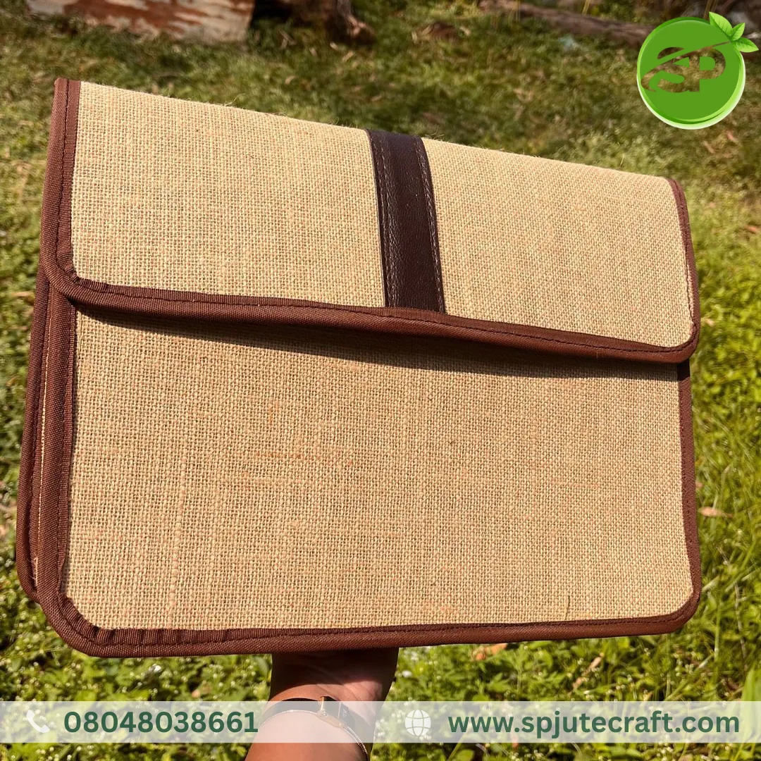 Simple, strong aur sustainable πΌ
Pure natural jute se bana yeh classy laptop/document bag β daily o...
