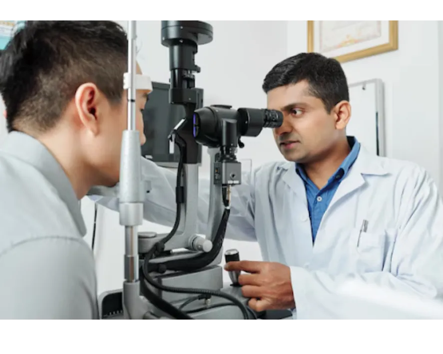 Best Eye Doctor in Masjid Bunder – Someone Who Listens Before Treating
