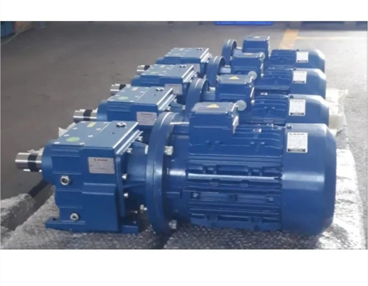 AEC INLINE HELICAL GEARBOX 10HP 4POLE