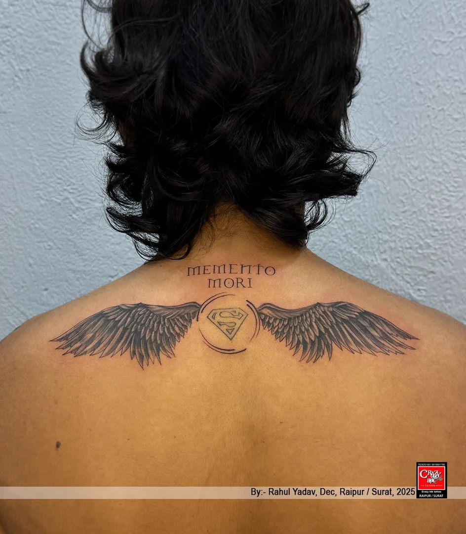 MEMENTO MORI — A REMINDER TO LIVE WITH PURPOSE 🕊️
This upper-back tattoo features a power...