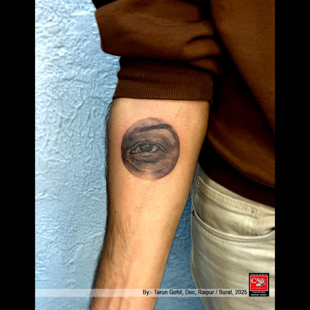 A MOTHER’S EYE — WATCHING, PROTECTING, FOREVER 👁️❤️
This realistic eye tattoo is a deeply e...