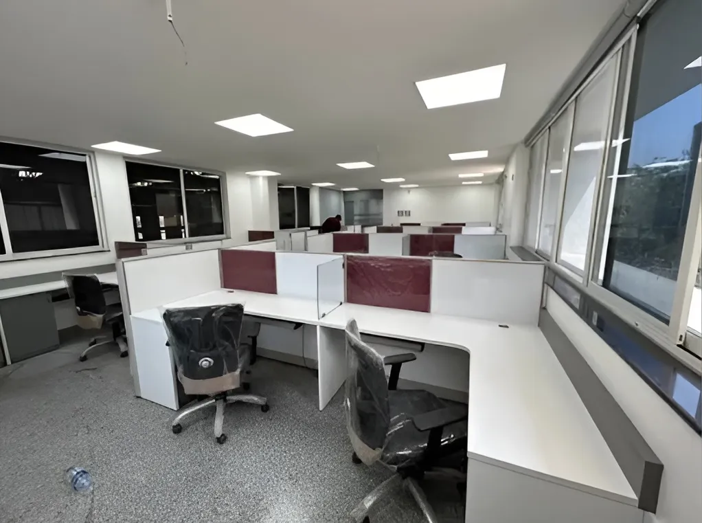 Linear Office Workstation Manufacturer in Kharadi – Structured Layouts That Support Productivity