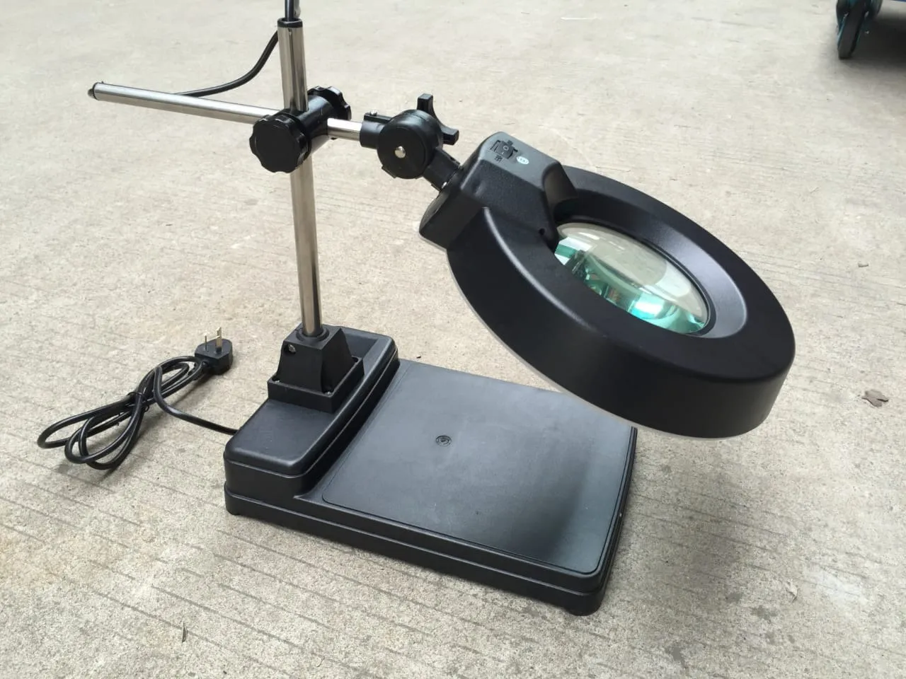 ESD DESKTOP MAGNIFYING LAMP 10X