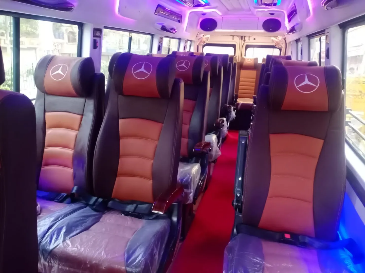 🚐 Book Urbania & Traveller from Rohini Delhi to Ujjain & Omkareshwar – Best Price & Instant Booking