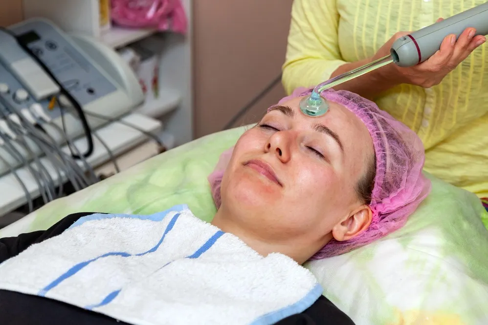 Oily Skin High Frequency Hydra Facial in Kohat Enclave – Managing Shine Without Stripping