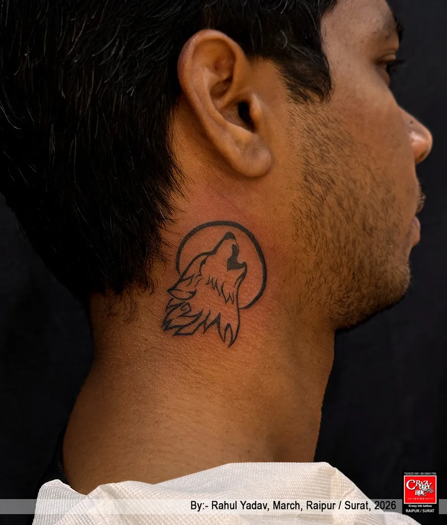 HOWLING WOLF NECK TATTOO - POWER ,FREEDOM & INSTINCT
🐺🌙🖤
This bold and minimal howling wol...