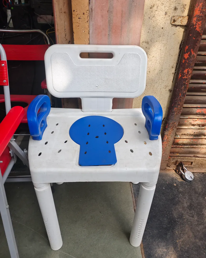Plastic Bath Chair with Commode Available In Thane For sale and Without Deposit