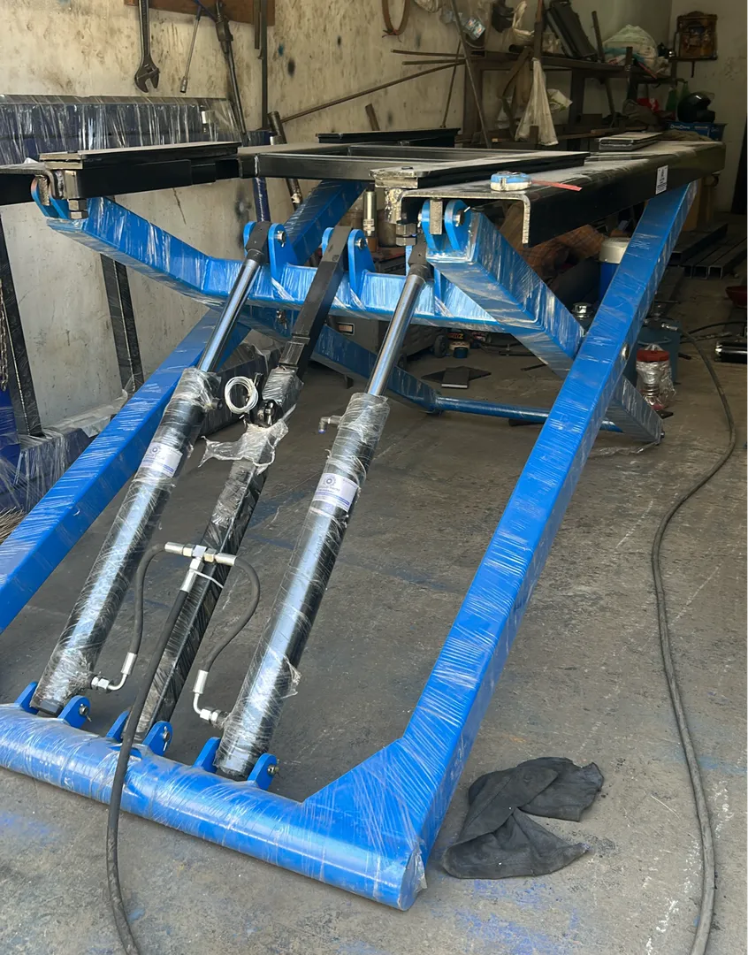 Car washing scissor lift