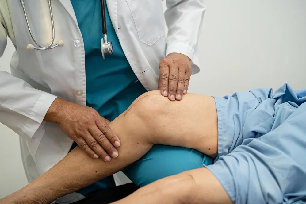 Knee Replacement Surgeon in Pune Addressing Severe Arthritis and Joint Damage