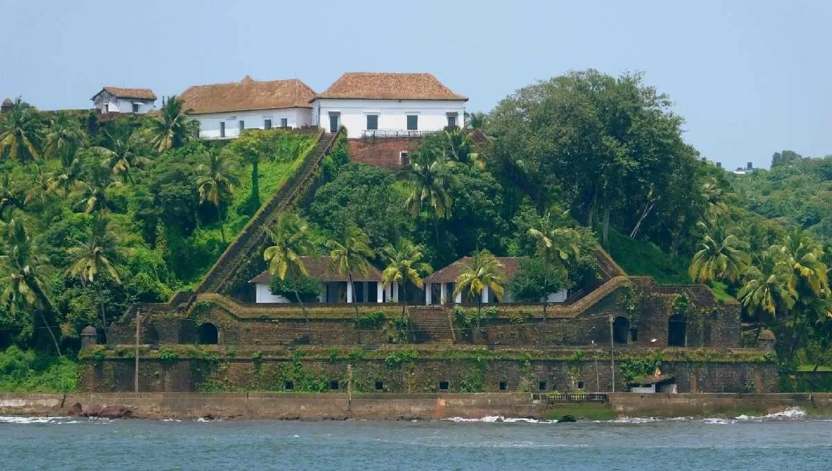 Places To Visit In Goa
Reis Magos Fort
Reis Magos Fort, Goa Overview
Reis Magos Fort is the olde...