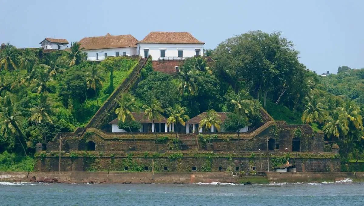 Places To Visit In Goa
Reis Magos Fort
Reis Magos Fort, Goa Overview
Reis Magos Fort is the oldes...