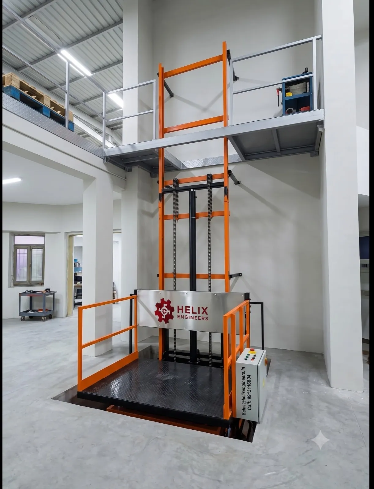 Wall mounted hydraulic goods lift