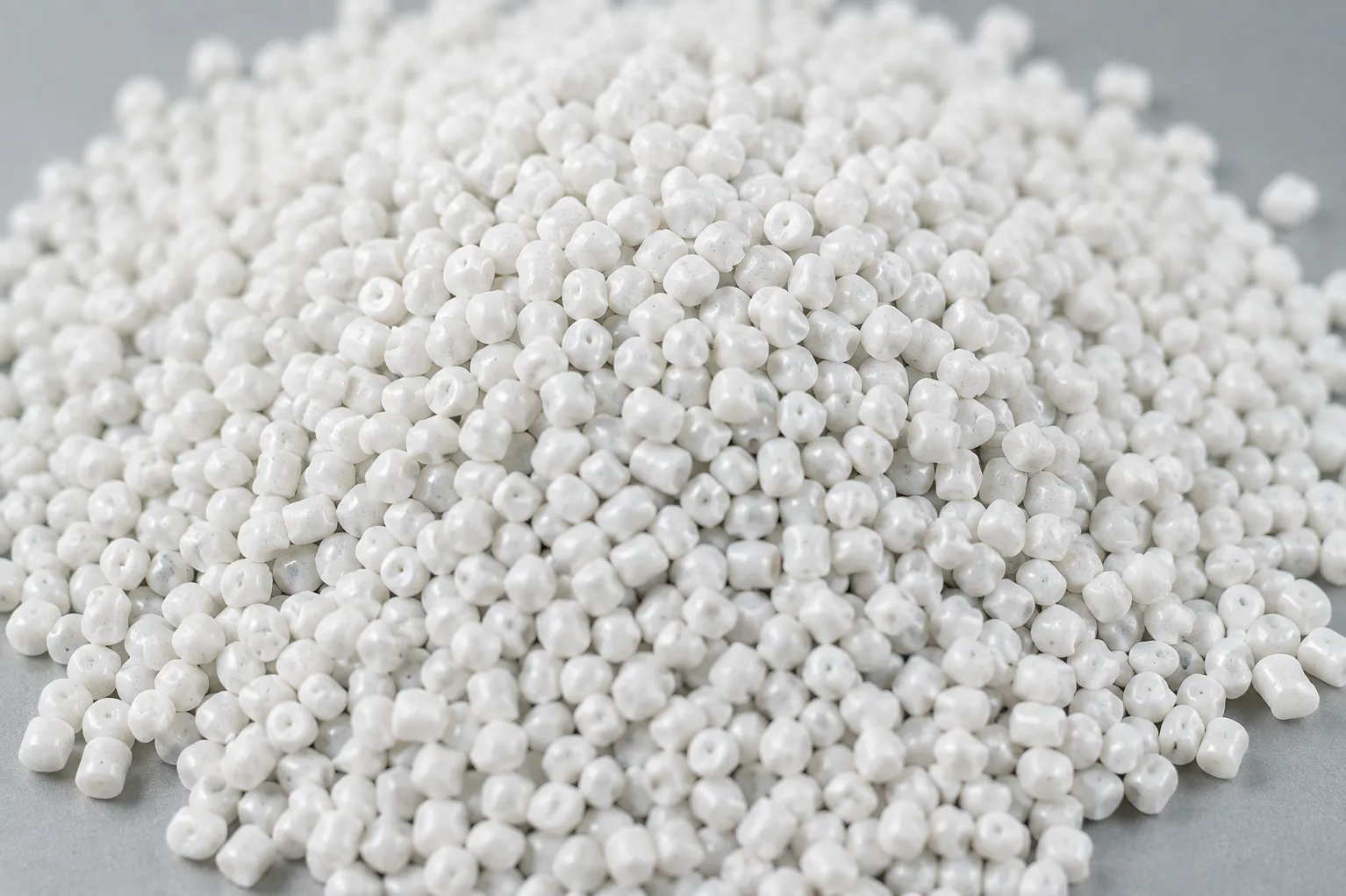 Why Desiccant Masterbatches Are Essential for Moisture-Free Plastic Manufacturing