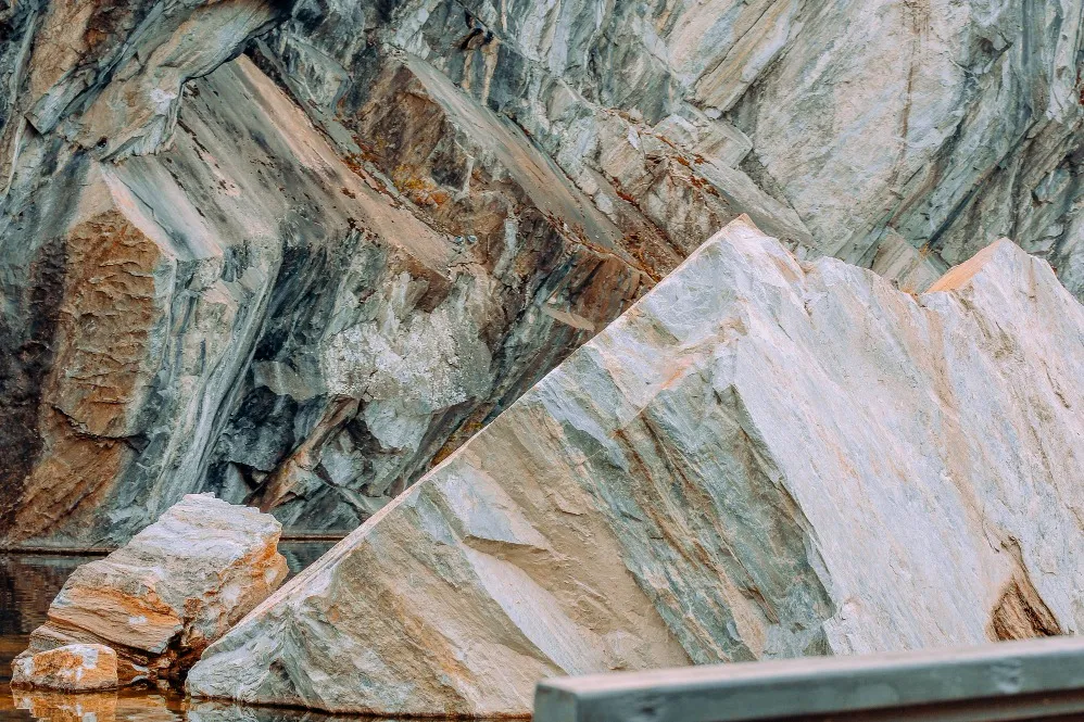 How PU Stone Suppliers Help Create Premium Interior and Exterior Spaces