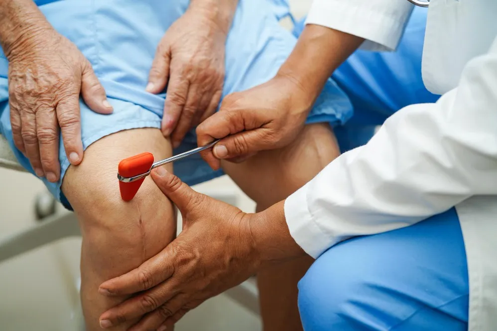How to Know If You Need a Knee Replacement Surgeon Instead of Continuing Conservative Treatment
