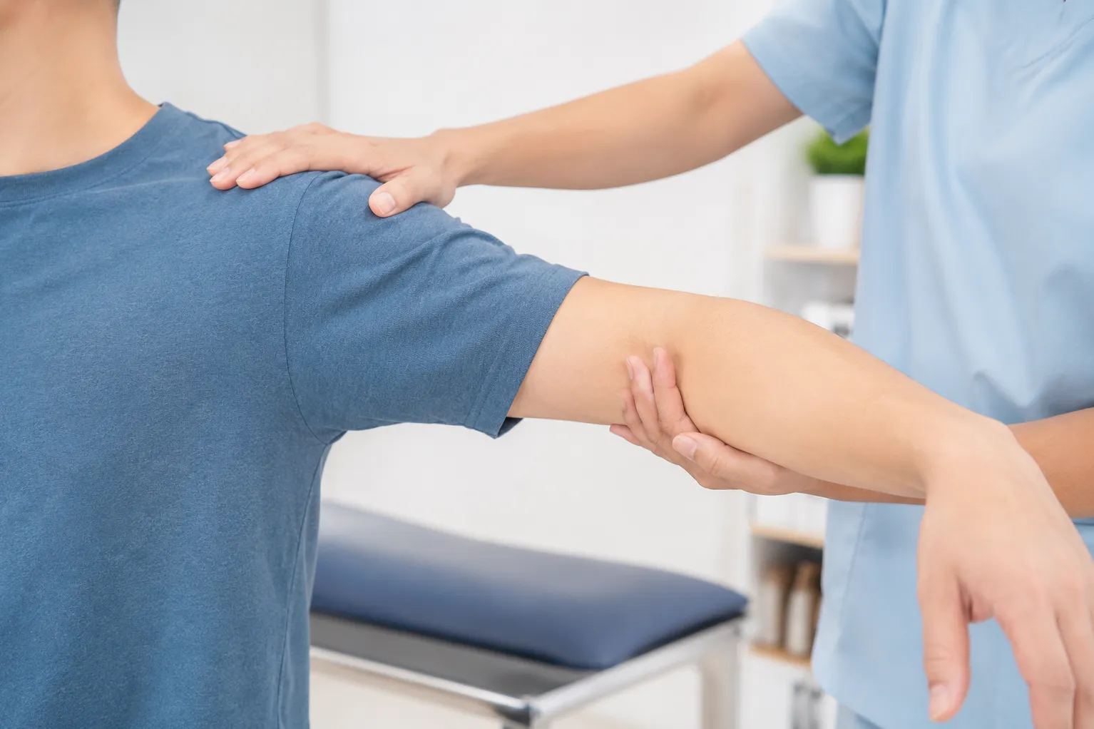Living Comfortably With Shoulder Pain and Frozen Shoulder Treatment