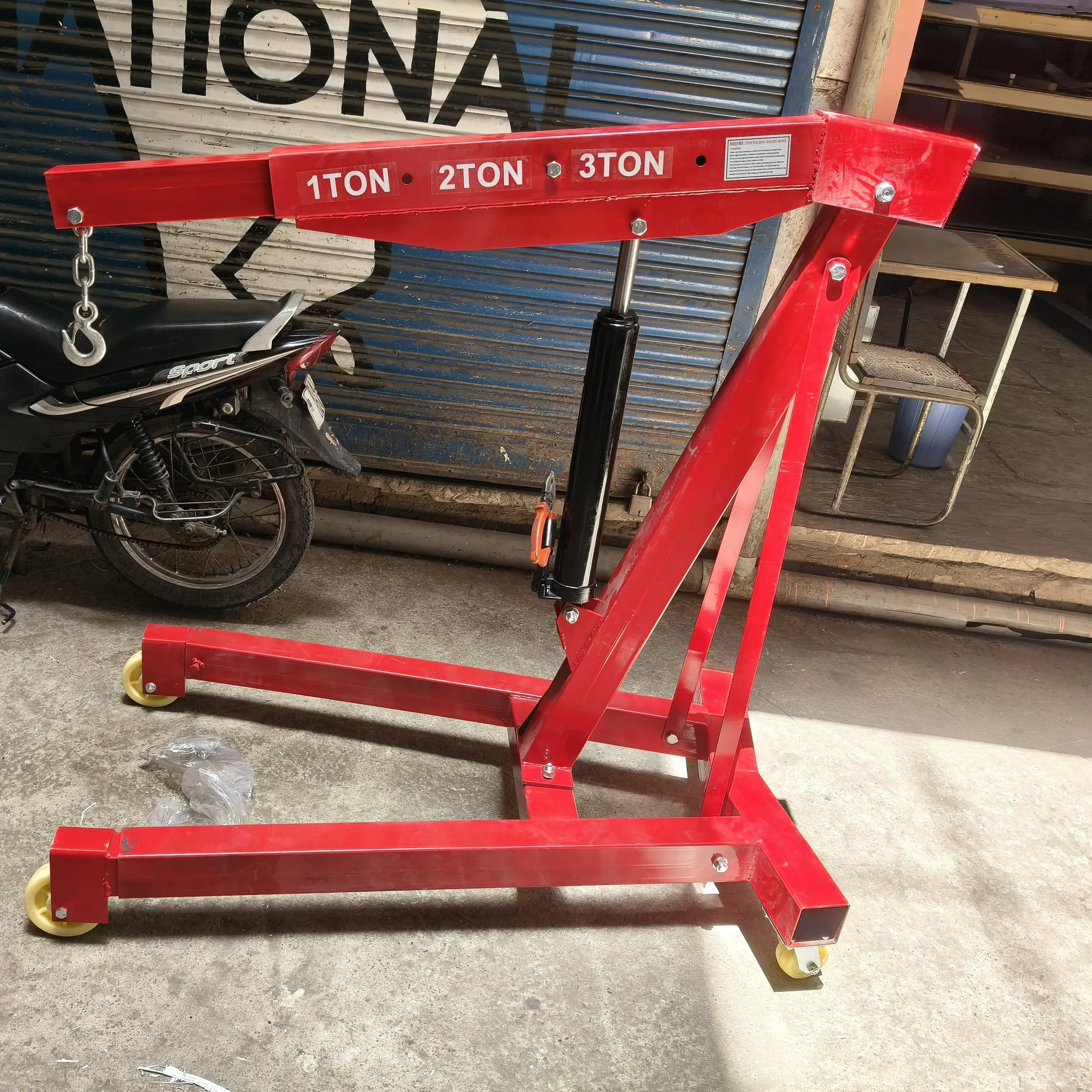 Hydraulic Floor Crane (Engine Lifting Crane) in Kota