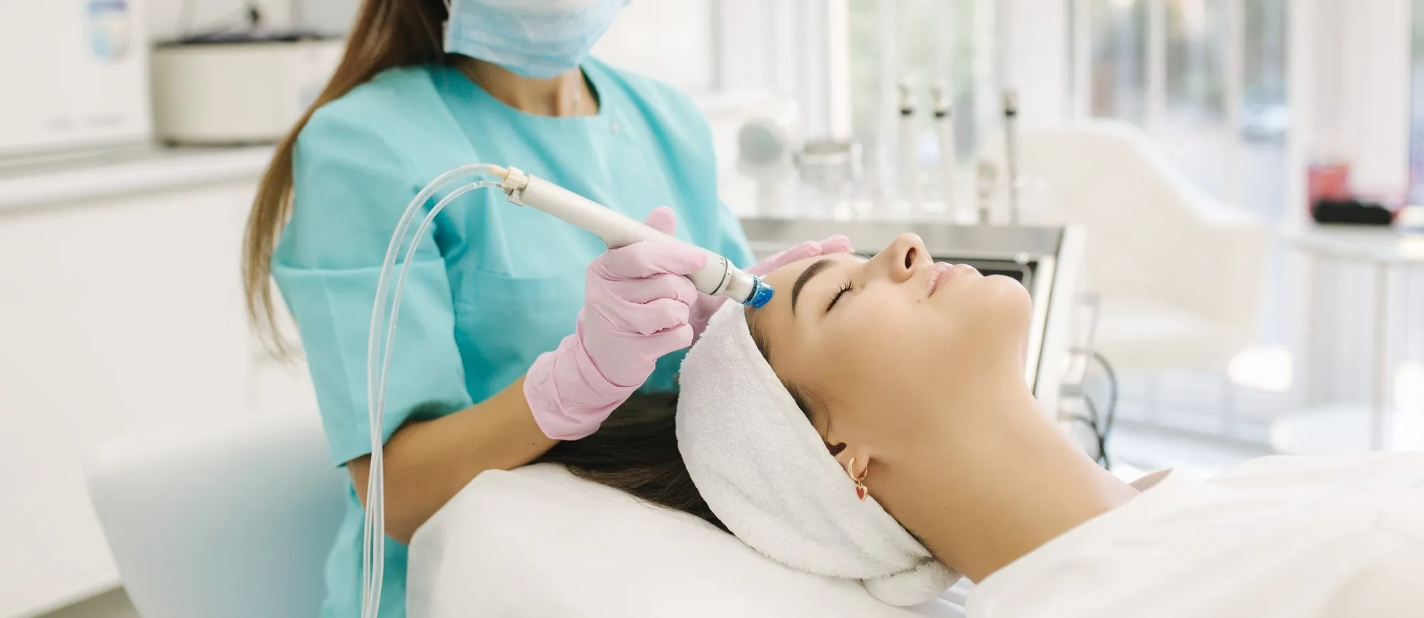 How a Cosmetologist Helps Create a Safe and Personalised Aesthetic Care Plan