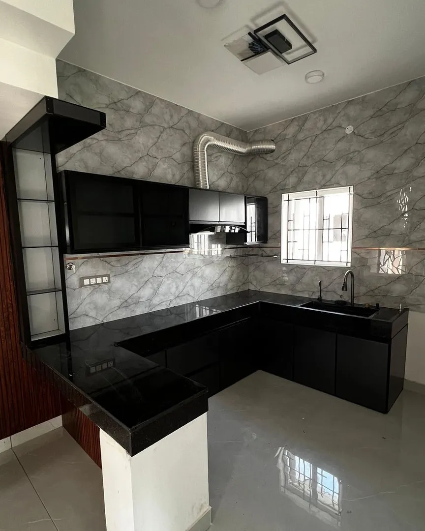 Black Contemporary L Shaped Modular Kitchen with Marble Finish Backsplash