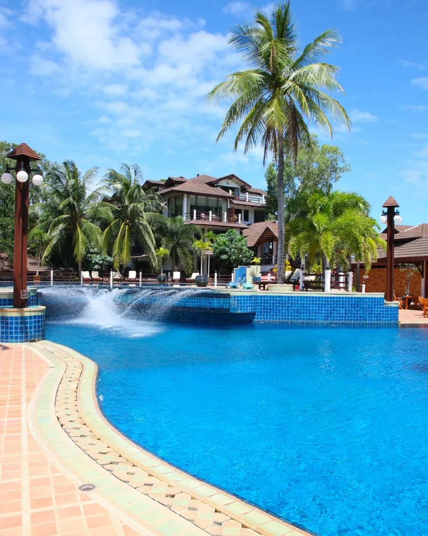 How a Turnkey Swimming Pool Contractor Brings Your Vision to Life