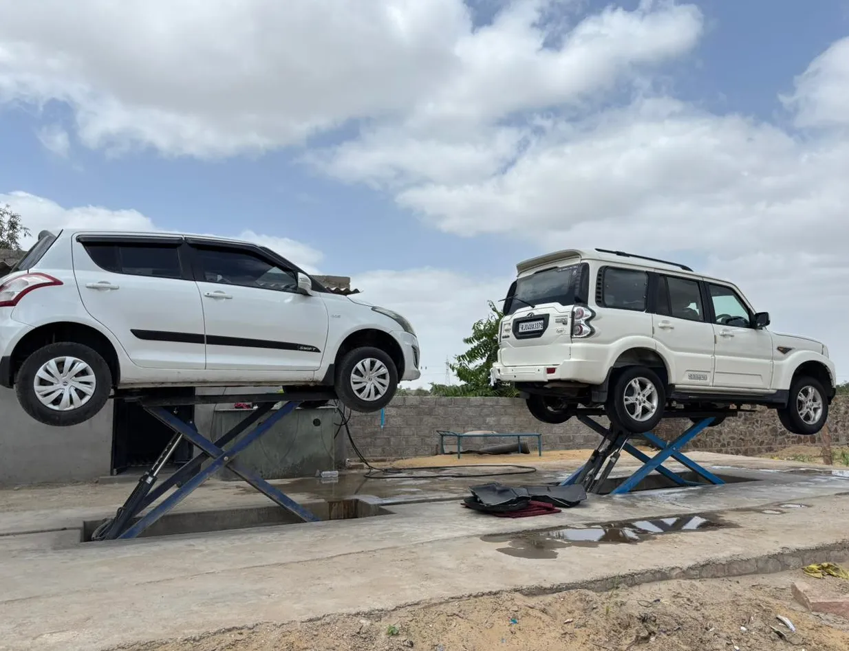 Car washing scissor lift manufacturer in Rajkot