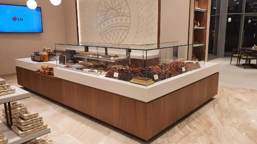 Choosing the Right Commercial Bakery Display Counter for Your Business