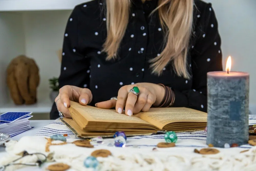Best Astrologer Cowrie Reading Services for Mumbai Businesses