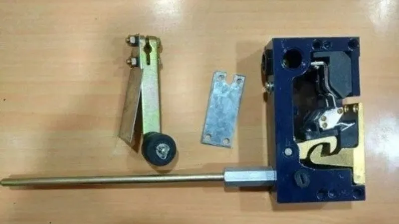Elevator Otis type gate lock