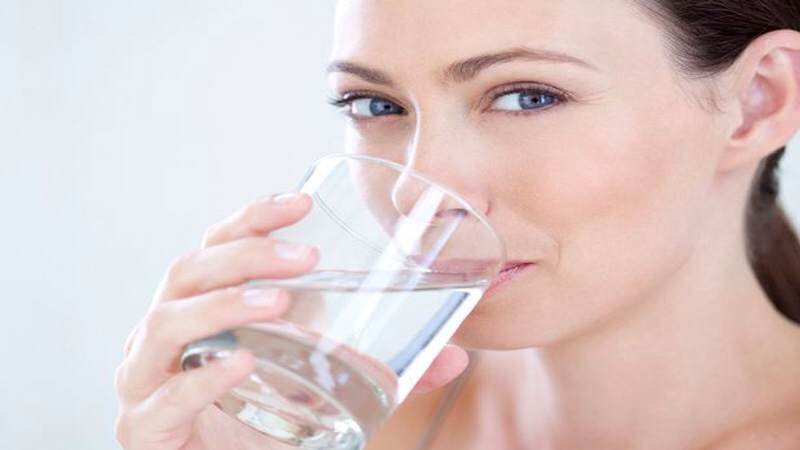 The Easiest Way To Lose Weight , Advantages Of Drinking Water
“Diet and exercise” – that’s the mantra that most people swear by, when it comes to losing weight the healthy way. But the word “diet” is more than just the food put on a plate. A very important component of a healthy diet is the amount of water a person drinks in a day.
While drinking water is not a magic pill to shed those pounds faster, not being adequately hydrated could make weight loss a little harder.
Why do you need to drink water?
Water helps your body to function correctly. Water is required for a number of chemical reactions and metabolic processes that take place in individual cells, tissues and organs. But if you don’t drink sufficient water, these reactions and processes will not function the way they’re supposed to. And this could affect your overall metabolism.
Let’s look at some of the ways water can help you in your weight loss program.
You’re not hungry… you’re just thirsty!
Sometimes, the body is not able to differentiate between hunger and thirst. So if you feel hungry and tempted to snack on high-calorie food, have a glass of water first. It could be that you are, in fact, just thirsty and the glass of water would make you feel full and prevent you from consuming the extra calories.
Water can help you eat less
Drinking water some time before a meal has its benefits in overall weight loss, possibly because you feel full and therefore tend to eat smaller portions of food at mealtime.
In one study, people who drank water before a meal ate about 75 calories fewer during the meal. That, in itself, may not seem like much. But 75 x 365 (days in a year) means 27375 calories less in a year, which corresponds to an approximately 4 kilo weight loss, without much effort on your part.
Water can help you digest your food better
Drinking sufficient quantities of water is also important for your kidneys to function correctly and reduce the risk of kidney stones. Water also helps to prevent constipation.
Research seems to confirm the benefits of water during weight loss
There is no place here to discuss all the studies that talk about weight loss and water. But let us look at two studies:
In one study, there were 48 overweight and obese middle-aged adults who were put on a low-calorie diet. Some of them were asked to drink about 500 ml of water before each of their three meals a day. At the end of three months, those who drank the extra water lost about 2 kgs more than those who didn’t drink water.
Another study looked at how people tend to gain weight as they get older. This study was carried out over 4 years. Those who had a higher intake of water and those who substituted their sugar-sweetened beverage consumption with water were less likely to put on weight over the years.
To drink or not to drink
If you are on a diet to lose weight, you will definitely be keeping an eye on your calories on your plate. But remember to watch your fluid intake as well!
Here’s a quick list of what you should drink and what you should stay a mile away from, when losing weight.
Keep these at reach:
Water: If you’ve read this article, then you are already aware of how important and healthy it is to drink water and stay hydrated, when trying to lose weight
100% fruit juice: make sure you check the label first. Fruit juice often comes with added sugars and those can be high in calorie, though high in nutritive value
Vegetable juice: While vegetable juice is often as nutritious as fruit juices, they often come with fewer calories and a lot of fibre
Skimmed or low-fat milk: by giving you the goodness of calcium with far less calories, the low fat milk option is much better than whole milk, when on a diet.
Black coffee: coffee is a good source of anti-oxidants and largely calorie-free, just as long as it’s black.
Green tea: another great source of antioxidants, green tea may also aid weight loss
Stay away from
Carbonated drinks: high in calories and low in nutrition, it’s best to avoid these – whether you’re on a diet or not
Fruit juices with sugar: some fruit juices have as much sugar added as carbonated drinks. Make sure you check the labels before buying these
Energy drinks: once again, check the label on these products first. While energy drinks provide a boost of much-needed energy, they are often high calorie drinks
Alcohol: alcohol is high in calories, and that is without counting the fried snacks or nuts that usually accompany a glass of alcohol
According to a study, drinking 500 ml of water before every meal could help weight loss