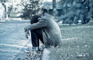 हाल ही में मैं एक post पढ़ रहा था Top 5 Regrets Of The Dying इसमें Bronnie Ware ने कुछ बड़ी ही important बातें share की हैं .
Bronnie पेशे से एक nurse थीं , और उनका काम ऐसे लोगों की देख -भाल करना था जो मौत के बहुत करीब हों . वे बहुत से patients के आखिर के कुछ हफ़्तों में उनके साथ रहीं और इस दौरान हुए experience को उन्होंने एक किताब के रूप में दुिनया के सामने रखा जिसका नाम है , “Top 5 Regrets Of The Dying”. यानी मरने वाले लोगों को किन 5 बातों का सबसे अधिक अफ़सोस था .
और आज इस पोस्ट में मैं आपसे इन 5 में से सबसे बड़े regret के बारे में बात करना चाहता हूँ .
Bronnie कहती हैं कि मरने से पहले लोगों को बहुत सी बातों का अफ़सोस था पर एक ऐसी बात जिसका अफ़सोस लोगों को सबसे अधिक था वो थी :
“ I wish I’d had the courage to live a life true to myself, not the life others expected of me.“
“काश , मेरे अंदर मेरे मन की ज़िन्दगी जीने का साहस होता , न कि ऐसी ज़िन्दगी जैसे की दूसरे मुझसे उम्मीद करते थे.”
“True to self ” और ” Courage” का क्या मतलब है ?
इसे examples से समझना आसान होगा . Most probably आपने “Swades” movie देखी होगी … उसमे Mohan Bhargava ( Shah Rukh Khan ) NASA , अमरीका में बतौर project manager काम कर रहे होते हैं , वहां उन्हें बचपन में देखभाल करने वाली आया की बहुत याद आती है और एक दिन वो अचानक ही उसे ढूंढने India चले जाते हैं … और वहां जाकर गाँव की जो स्थिति देखते हैं तो फिर NASA छोड़ कर वहीँ बिजली लाने में जुट जाते हैं .
इस movie में Mohan Bhargava ने अपने दिल की आवाज़ सुनी और वही किया। … यही है “true to self” होना , और ऐसा करना आसान नहीं है , एक well settled life, और highly paid job छोड़ कर एक uncertain challenging life के पीछे जाना courage है … साहस है .
ये तो movie हो गयी पर हक़ीक़त में ऐसे हज़ारों examples हैं जहाँ लोगों ने कुछ ऐसे ही काम किये हैं , for instance हम भारत के तत्कालीन PM Narendra Modi का उदाहरण ले सकते हैं … Mr. Modi जब young थे तब उन्हें एक बार सन्यासी बनने की सूझी और वे 2 साल के लिए सबकुछ छोड़ भारत के विभिन्न मंदिरों और मठों में घूमते रहे … ये true to self होना ही तो हुआ … क्योंकि समाज की नज़रों से तो ये पागलपन था पर उन्होंने ये नहीं सोचा कि लोग क्या कहेंगे उन्होंने तो वो किया जो उनकी अंतरात्मा ने कहा … और ऐसा करने के लिए साहस चाहिए होता है , उन्होंने साहस दिखाया … कुछ ऐसा ही स्टीव जॉब्स ने किया था जब वे एक बाबा को ढूंढने इंडिया आ गए थे…देखें तो हमारे आस-पास में भी ऐसे कई examples मिल जाएंगे जहां लोगों ने conventional wisdom को छोड़ते हुए अपनी अंतरात्मा की आवाज़ सुनी और एक true to self lifeकी तरफ बढ़ चले .
एक और important बात कहना चाहूंगा , true to self होने के लिए आप जो decisions लेते हैं ज़रूरी नहीं की आप उनको ढोएं , अगर बाद में आपको realize होता है की , मैंने जो decision लिया उसे change करना चाहिए पर फिर भी आप बस इसलिए की वो decision आपने ही लिया था …family को oppose कर के लिया था आप उसे ढोते रहे तो ये गलत होगा , ऐसा करना एक बार फिर true to self होना नहीं होगा , इसलिए इस रास्ते पर चलते हुए अगर आपको अपने decisions बदलने पडें तो झिझकिये मत ये आपकी life है इसका control आप ही के पास होना चाहिए …दूसरों के हाथों में नहीं !
फ्रेंड्स, मैं भी अभी 100% एक true to self life नहीं जी रहा , मैं अपने टाइम पर पूरा कंट्रोल चाहता हूँ पर अभी भी मैं एक job करता हूँ , जहाँ मेरा major टाइम चला जाता है …अभी भी मैं उस शहर से दूर हूँ जहाँ मैं बसना चाहता हूँ …अभी भी मैं उन ज़रूरतमंदों का हाथ नहीं थाम पा रहा हूँ जिन्हे मैं अपने गले से लगाना चाहता हूँ … पर मैं ऐसा कर पाउँगा इस बात का दृढ विश्वास है मुझे … मैं जानता हूँ की मेरे संघर्ष का एक ही परिणाम हो सकता है … मेरी जीत …और जब तक मेरी जीत नहीं होगी तब तक ये संघर्ष भी खत्म नहीं होगा … मैं चलता रहूँगा … अनवरत अपनी मंज़िल की ओर … मैं आपसे भी पूछना चाहूंगा की क्या आज आप जो ज़िन्दगी जी रहे हैं वो एक सच्ची, एक TRUE TO SELF ज़िन्दगी है …. क्या आप अपने आप से ईमानदार हैं , आज आप जो भी पढाई कर रहे हैं , जो भी नौकरी या business कर रहे हैं क्या ये वही है जिसे आप सचमुच करना चाहते हैं …. maybe हो सकता है अभी आप ऐसा न कर पा रहे हों , पर क्या कम से कम आप उस दिशा में सोच रहे हैं … आगे बढ़ रहे हैं … संघर्ष कर रहे हैं ….
कहीं ऐसा तो नहीं कि आप society के pressure में … महज उसे दिखाने के लिए अपने लिए एक fake world create कर रहे हैं जहाँ आप बाहर से खुश नज़र आते हैं पर कहीं न कहीं अंदर से dissatisfied रहते हैं …
अगर आप ऐसा कर रहे हैं तो possible है की मरते वक़्त आपका भी सबसे बड़ा regret यही होगा कि आप एक fake life जीते रहे और अपने true-self को घुट -घुट कर मरने दिया …. आपको अपनी सच्चाई को मरने नहीं देना होगा…. आपको दूसरों के मुताबिक नहीं खुद की सोच से अपने जीवन का निर्माण करना होगा … friends, आप जब तक जियें एक true to self life जिएं ताकि जब आप मरें तो इस ज़िन्दगी पर आपको कोई अफ़सोस नहीं अभिमान हो !!!
निवेदन : कृपया इस लेख पर अपनी राय कमेंट के माध्यम से हमसे शेयर करें।