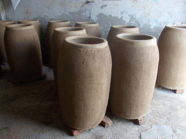 clay tandoor
The heart of Indian barbecue is the tandoor, a handsome, barrel-shaped oven of fine clay - traditionally bound with grain husks and animal hair - that recalls the vessel in which Ali Baba hid out from those persistent 40 thieves. The cook ignites a charcoal fire on the floor of the oven and the heat rises to a searing level midway up, only to cool down by the time it reaches the top. Everything from chicken to lamb to fish to bread is slipped into this versatile chamber, emerging not long after with an earthy taste and fragrance imparted by the clay walls. Meats and fish come out moist and tender thanks to the intense heat and quick cooking.
Alas, the oven's curvaceous form is usually out of sight, whether sunk into the earth, as in old-fashioned Indian homes, or built in stainless steel housing, the style preferred by Indian restaurants from New Delhi to newzealand to Berkeley. You can get a peek at the mouth of one of these countertop tandoors and its consummate cook at any Indian Restaurant around the world or at the more modest Indian Restaurant in your neighborhood, where exhibition kitchens make watching the action easy.
These clay pots are available in standard sizes and custom sizes according to the need of the customer.
The standard sizes range from an 10 inches mouth to a 17 inches mouth with diameter of 15 inches to 36 inches in different heights.
Proprietary packing systems to ensure safe delivery of these bare clay pots ensure break free delivery by sea or air anywhere in the world.
we are exporter in sendai, okayama