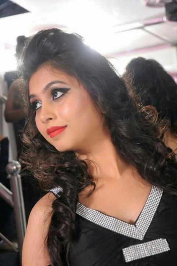  Bridal Make up
Party Make up 
Reception