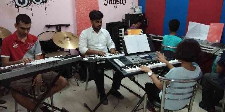 Learn to play piano classes at
