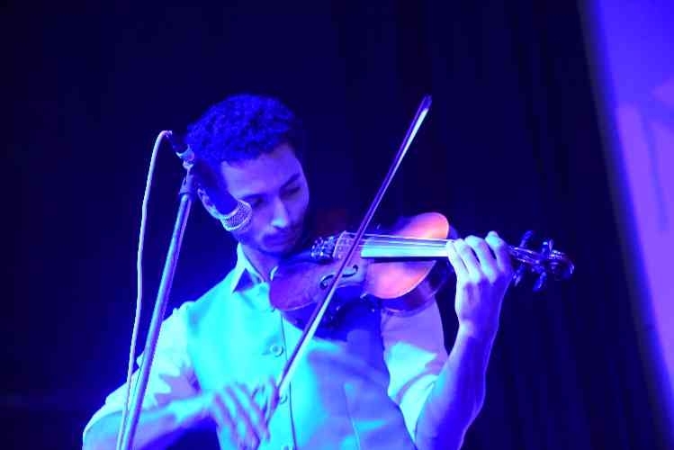 play violin class