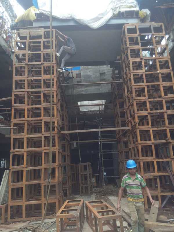 lifting of heavy equipment with hydraulic jack, sl