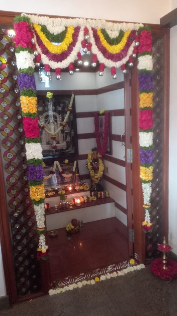 How To Decorate Pooja Room With Flowers Leadersrooms