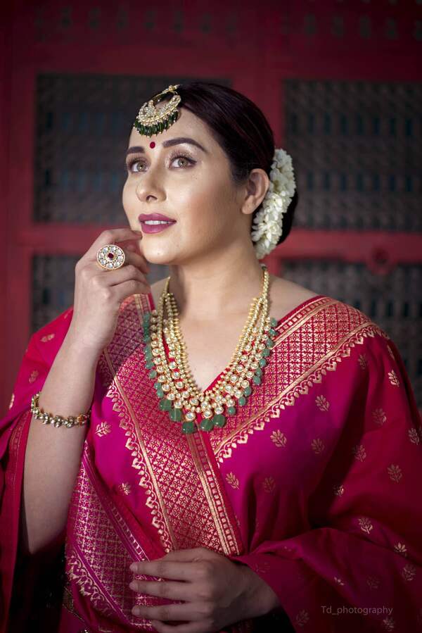 Professional makeup& hair academy-
The e