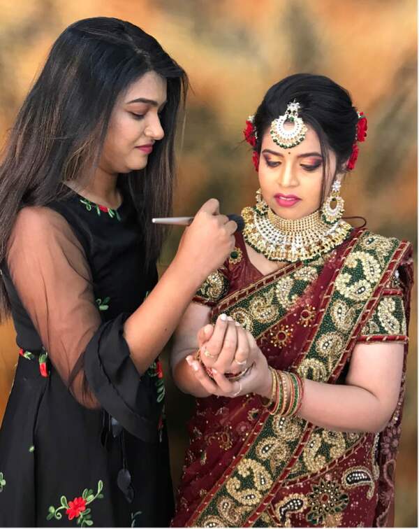 Makeup& hair course-
Manisha kolge’s mak