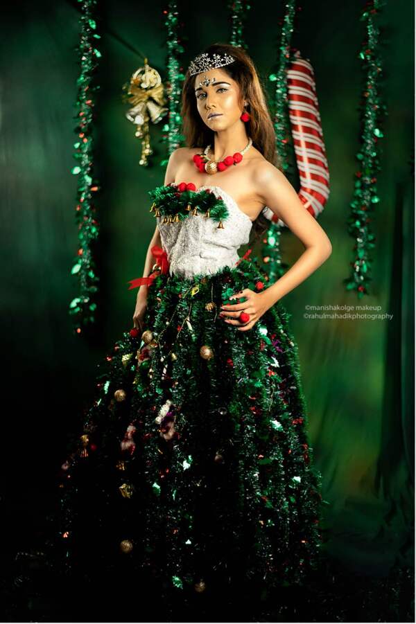 Pro makeup& hair academy-
MERRY CHRISTMA