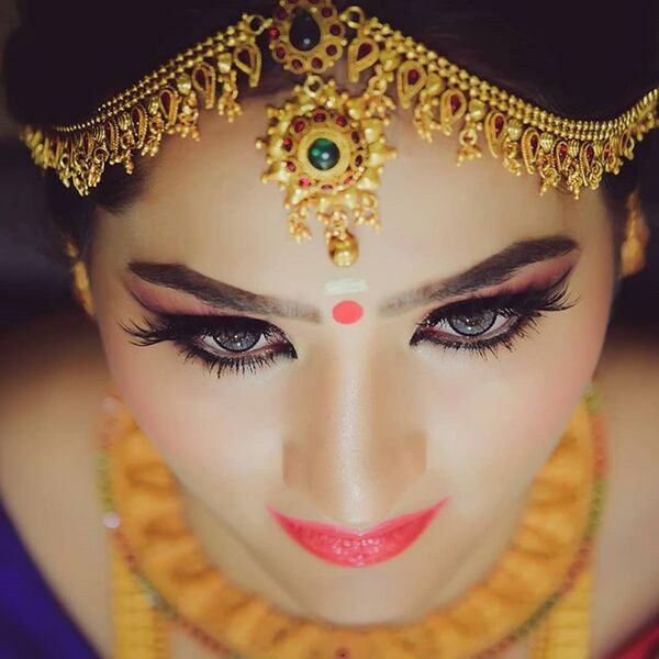 PROFESSIONAL MAKEUP ARTIS