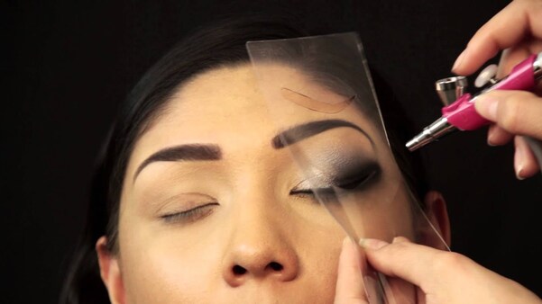 PROFESSIONAL MAKEUP ARTIS