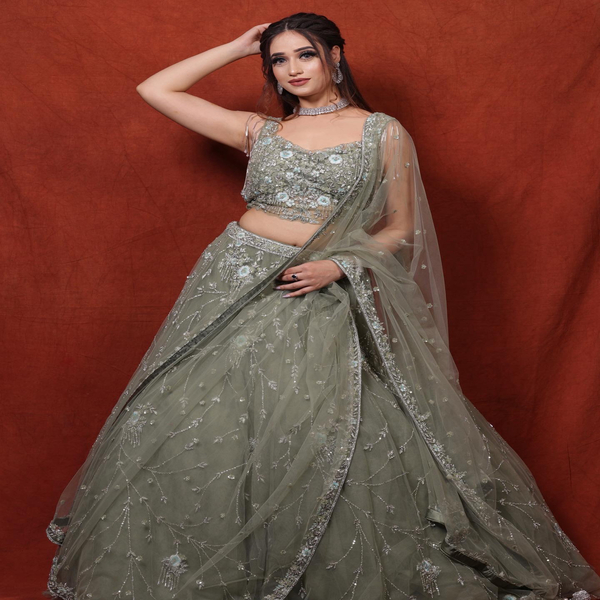 Book your makeups now at East Delhi best