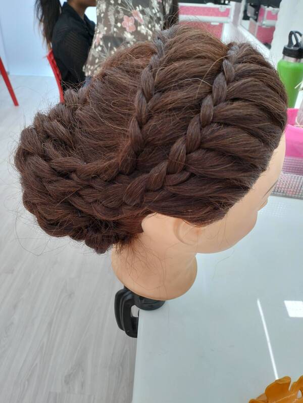 Pro make-up & hair academy -
Today's Stu